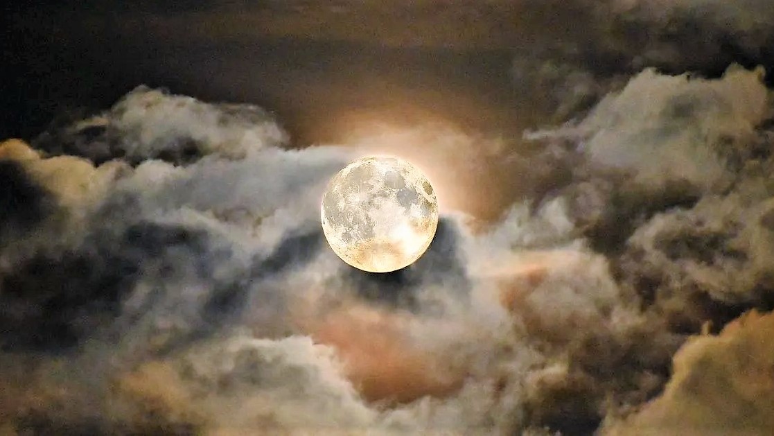Read more about the article Nas polna luna res dela nore?